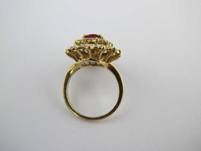 Bague en or jaune 18K, ornée au centre d'un...