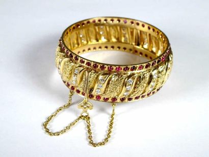 Bracelet rigide ouvrant en or jaune 18K gravé,...