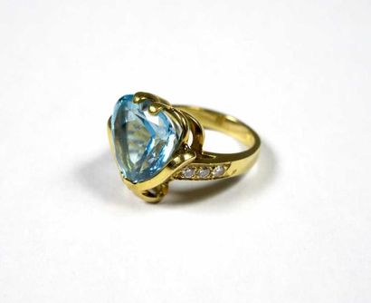 Bague en or jaune 18K, ornée au centre d'une...