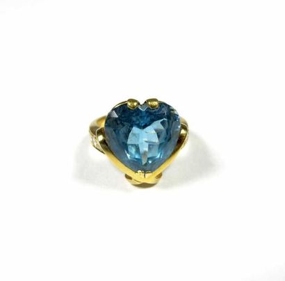 Bague en or jaune 18K, ornée au centre d'une...