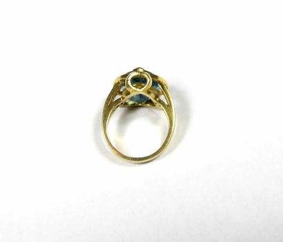 Bague en or jaune 18K, ornée au centre d'une...