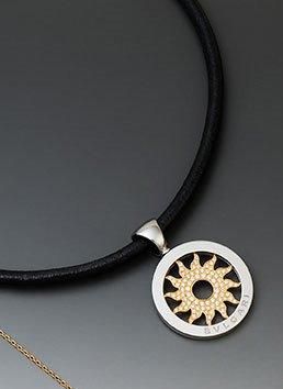 BULGARI
Collier souple en cuir, retenant...