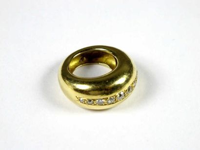 Large bague en or jaune 18K, ornée au centre...
