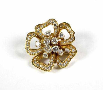 Broche fleur en or jaune 18K ajouré, entièrement...