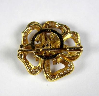 Broche fleur en or jaune 18K ajouré, entièrement...
