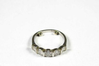 Bague en platine ornée d'une ligne de cinq...