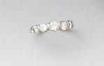 Bague en platine ornée d'une ligne de cinq...