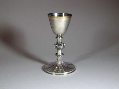 Calice en argent et vermeil, posant sur un...
