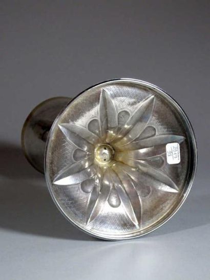 Calice en argent et vermeil, posant sur un...