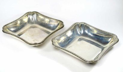 Deux jattes carrées en argent, formant paire,...