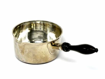 Casserole en argent uni, à bec verseur, manche...
