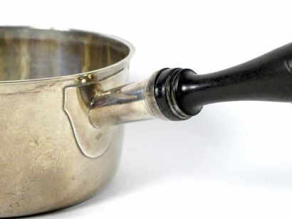 Casserole en argent uni, à bec verseur, manche...