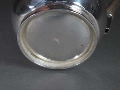 Petite cafetière en argent uni sur bâte,...