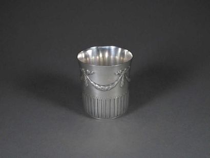 Timbale en argent, à décor de canaux et tore...