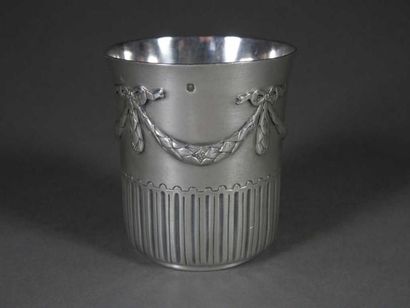 Timbale en argent, à décor de canaux et tore...