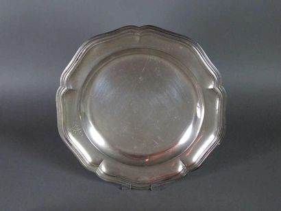 Deux plats ronds en argent, modèle filets...