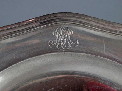 Deux plats ronds en argent, modèle filets...