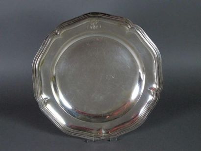 Deux plats ronds en argent, modèle filets...