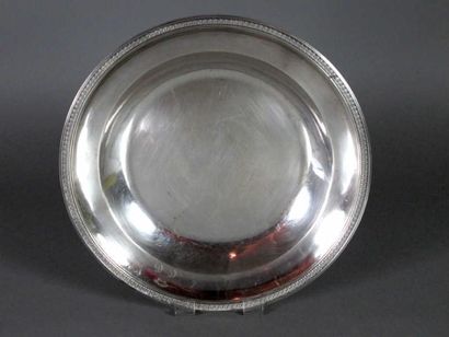 Plat rond et creux en argent, le marli monogrammé...