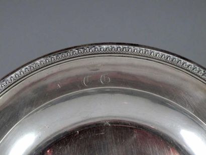 Plat rond et creux en argent, le marli monogrammé...