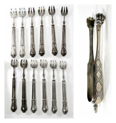 Lot en argent comprenant: - Douze fourchettes...