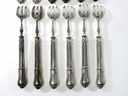 Lot en argent comprenant: - Douze fourchettes...