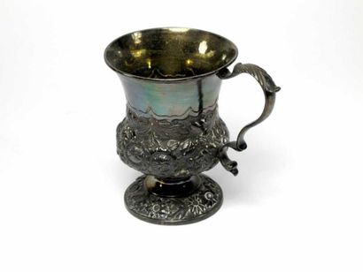 Tasse en argent posant sur un piédouche,...