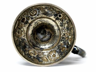 Tasse en argent posant sur un piédouche,...
