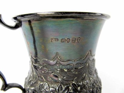Tasse en argent posant sur un piédouche,...