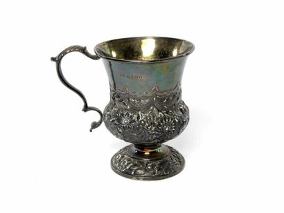 Tasse en argent posant sur un piédouche,...