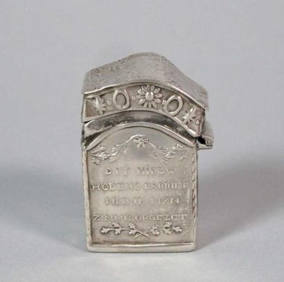 Petite boîte en argent gravé en repoussé,...
