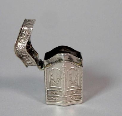 Petite boîte en argent gravé en repoussé,...