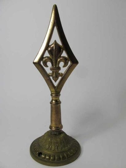 Pique d'étendard. En bronze, à la fleur de...