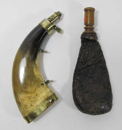 Poire à poudre à deux anneaux de suspente...