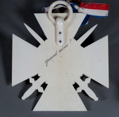 Important motif à suspendre à l'emblème des...
