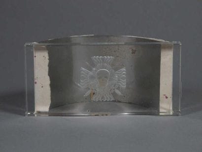 Important motif à suspendre à l'emblème des...