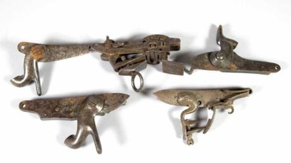 Cinq platines de fusils: Une 1822 «Mre Impale...