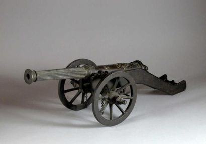 Canon de fête en bronze. Fût cannelé à bouche...