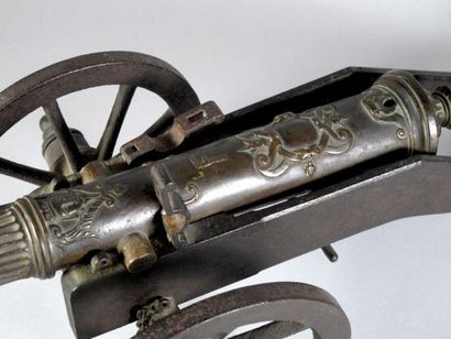 Canon de fête en bronze. Fût cannelé à bouche...