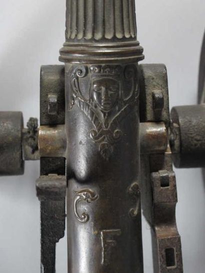 Canon de fête en bronze. Fût cannelé à bouche...