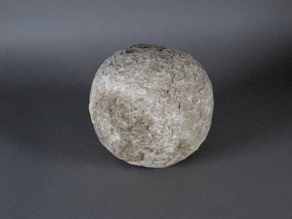 Boulet en pierre. Diam.: 18 cm. A.B.E. XIXè...
