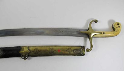 Sabre dit Kilij. Poignée en crosse, à plaquettes...