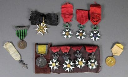 Quatre étoiles de chevalier de la Légion...
