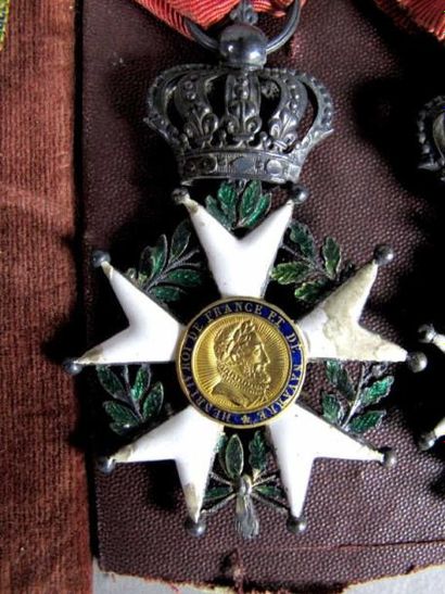 Quatre étoiles de chevalier de la Légion...