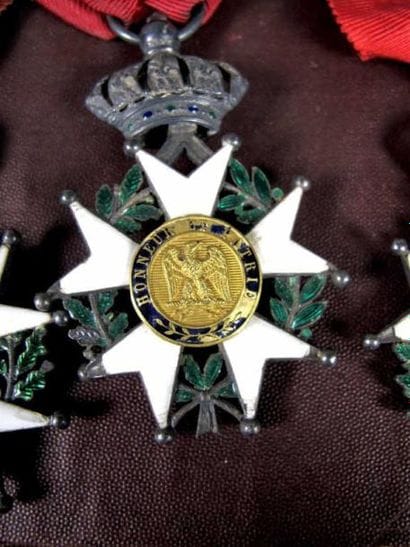 Quatre étoiles de chevalier de la Légion...