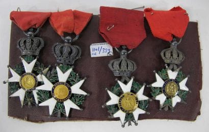 Quatre étoiles de chevalier de la Légion...