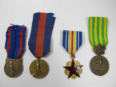 France
Quatre médailles: - Insigne des blessés....