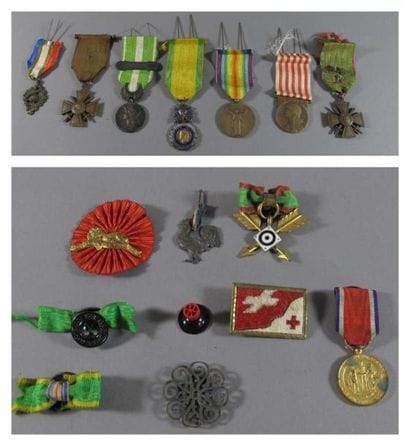 Lot 9 d'insignes ou boutons
