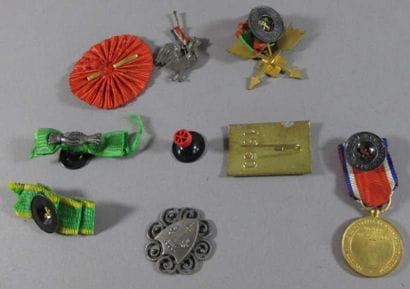 Lot 9 d'insignes ou boutons
