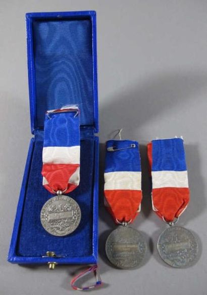 Lot 9 d'insignes ou boutons